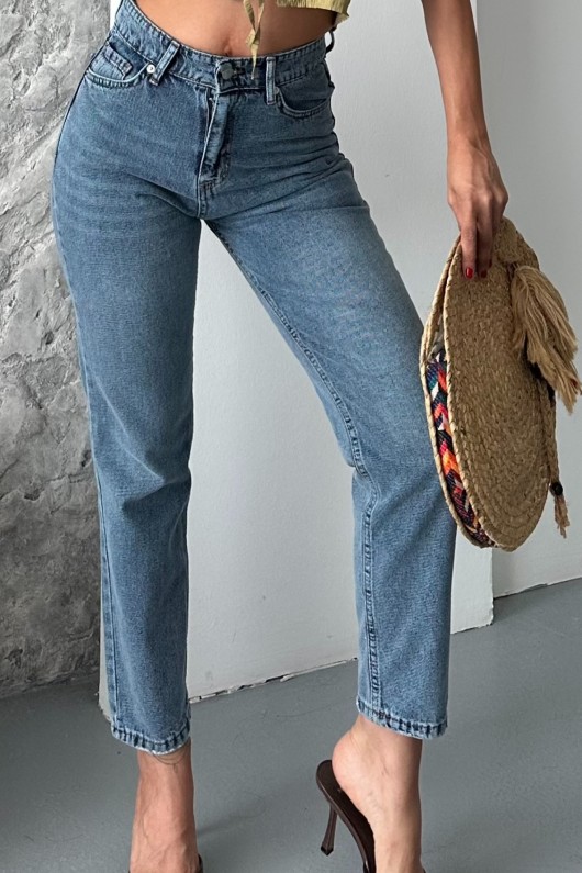 Kadın Mom Fıt Denim Pantolon Bıyık Kimyasal Kar Yıkama Koyu Mavi 4005 Kadın Mom Fıt Denim Pantolon Bıyık Kimyasal Kar Yıkama Koyu Mavi 4005